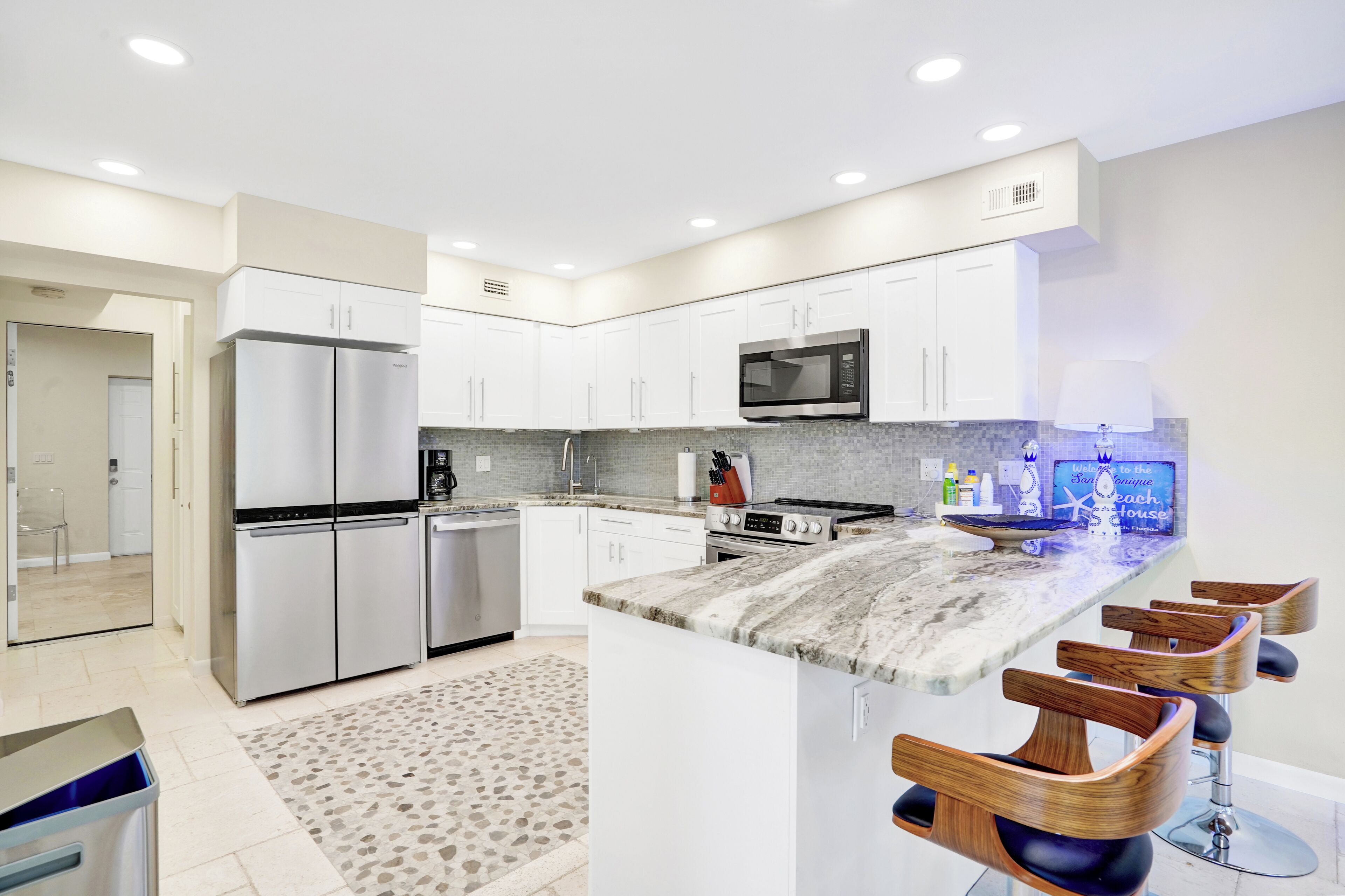 ثلاجة، ميكروويف، فرن، موقد طهي مسطح