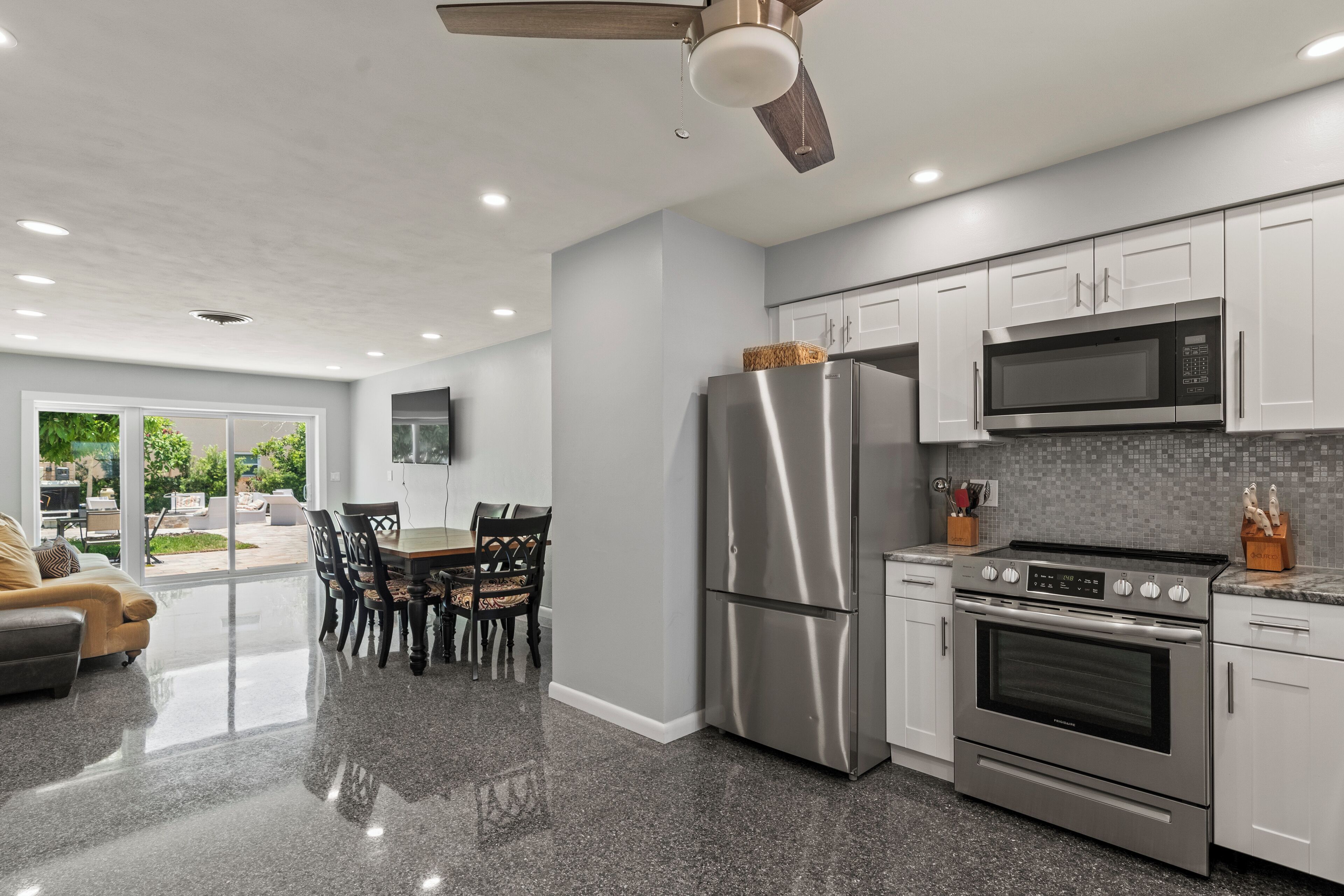 ثلاجة، ميكروويف، فرن، موقد طهي مسطح