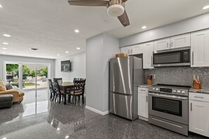 Réfrigérateur, micro-ondes, four, plaque de cuisson