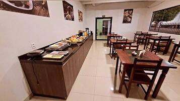 Café da manhã completo grátis todos os dias