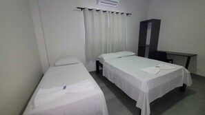 Classic Twin Room | Desk, laptop workspace, free WiFi