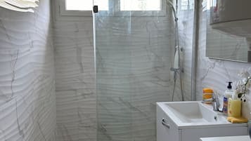 Douche, sèche-cheveux, serviettes fournies, savon
