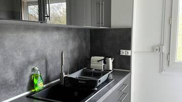 Een microgolfoven, een oven, een kookplaat