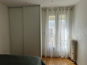 2 habitaciones, tabla de planchar con plancha, wifi y ropa de cama
