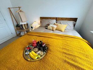 4 slaapkamers, een bureau, een strijkplank/strijkijzer, wifi