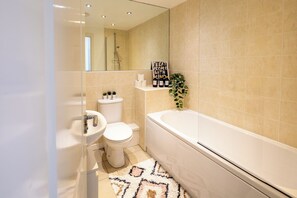 Dutxa, assecador de cabells, tovalloles i sabó