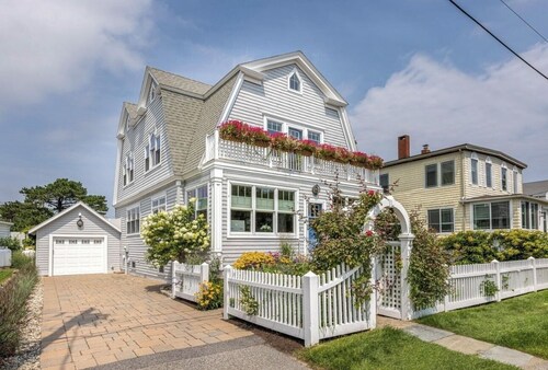 Charming 3-bedroom house steps to Pine Point Beach with backyard oasis