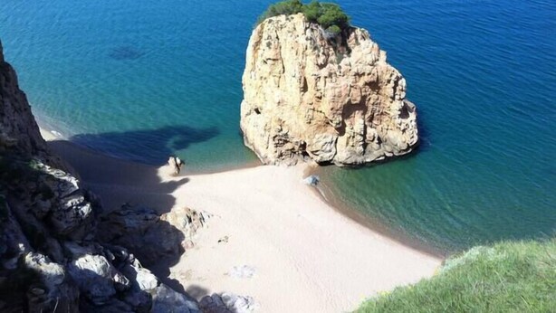A coastal landscape with a rocky outcrop and a sandy beach. - Appartement vue mer Entre Collioure et Cadaquès (Cerbère)