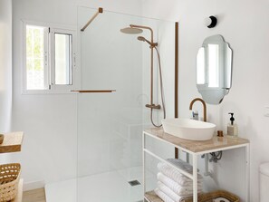 Een douche, een haardroger, handdoeken, zeep