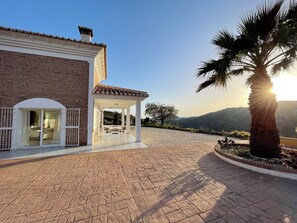 Terrace/patio - Villa Tres Flores immerses you in tranquility with stunning panoramic views. (Cómpeta)