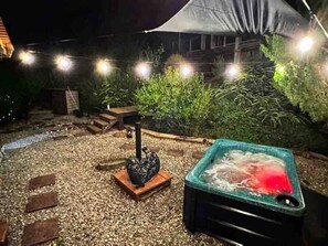 Outdoor spa tub - Tiny Hidden Gem, WIFI, Hot tub, Fire pit, Secluded
 (Cosby)