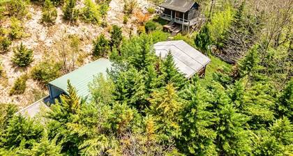 Tiny Hidden Gem, WIFI, Hot tub, Fire pit, Secluded