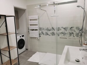 Chuveiro, secador de cabelo, toalhas de banho, sabonete