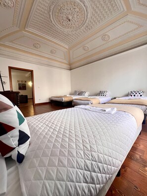 Dormitorio compartido estándar | Escritorio, espacio para trabajar con laptop y wifi gratis 