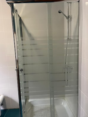 Separate tub and shower, hair dryer, towels, soap - Casa Giraldo Boutique (Évora)