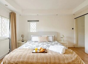 4 bedrooms, desk, iron/ironing board, WiFi