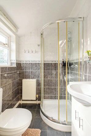 Douche, séchoir à cheveux, serviettes fournies, savon