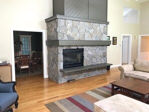 Smart TV, fireplace, books - Large 3-bedroom house with WiFi and AC in Great Barrington (Great Barrington)