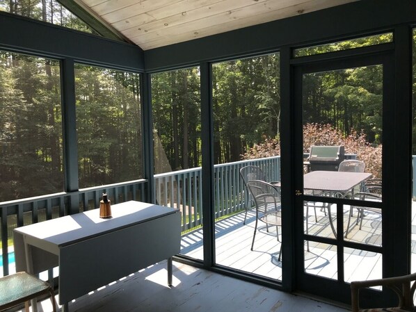 Outdoor dining - Large 3-bedroom house with WiFi and AC in Great Barrington (Great Barrington)