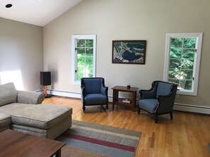 Smart-TV, peis og bøker