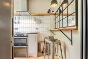 Kylskåp, mikrovågsugn, ugn och kaffe- och tebryggare