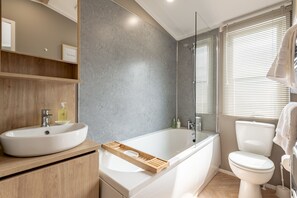 Shower, hair dryer, towels, soap - Lodge No 83 | Hot Tub | Stewart's Resort Cameron (Cameron)