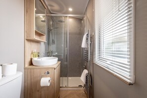 Shower, hair dryer, towels, soap - Lodge No 83 | Hot Tub | Stewart's Resort Cameron (Cameron)