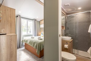 Shower, hair dryer, towels, soap - Lodge No 83 | Hot Tub | Stewart's Resort Cameron (Cameron)