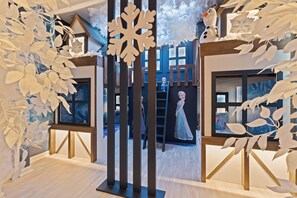 12 habitaciones, tabla de planchar con plancha, cuna de viaje y wifi