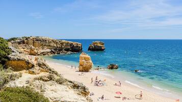 Espreguiçadeiras, toalhas de praia