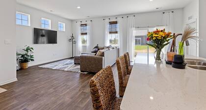 Wonder Lake Elegance: Serene 2BR Townhome Retreat