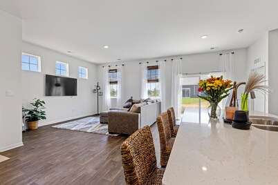 Wonder Lake Elegance: Serene 2BR Townhome Retreat
