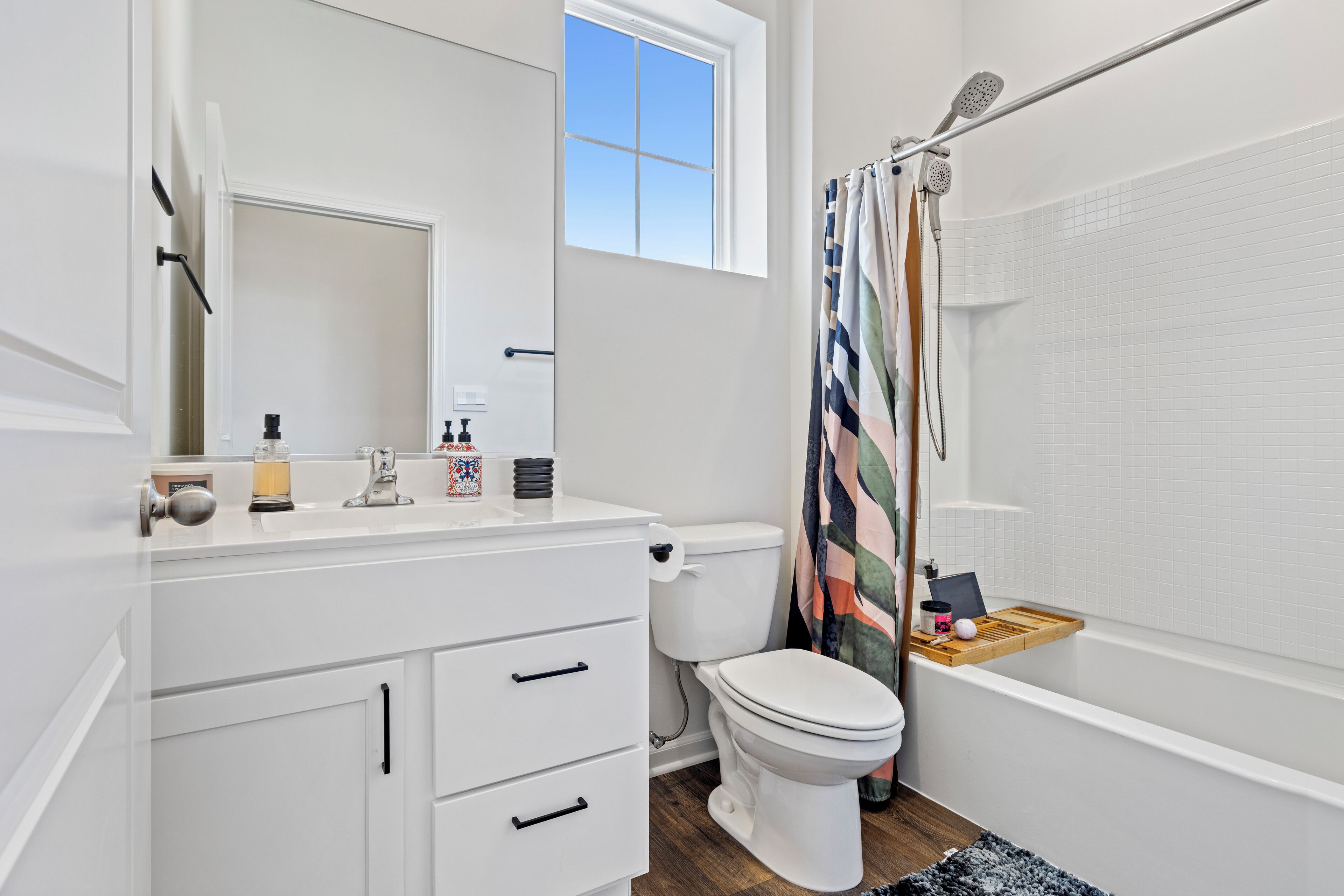 Une salle de bain moderne équipée de toilettes, d’un lavabo et d’une douche.
