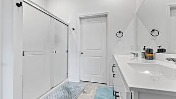 Dusche, Haartrockner, Handtücher, Seife