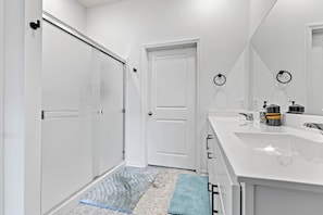 Douche, séchoir à cheveux, serviettes fournies, savon