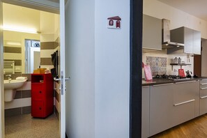 Kühlschrank, Mikrowelle, Ofen, Geschirrspüler