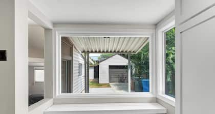 Relaxing & Stylish: Close to Downtown ~ Yard ~ Pkg