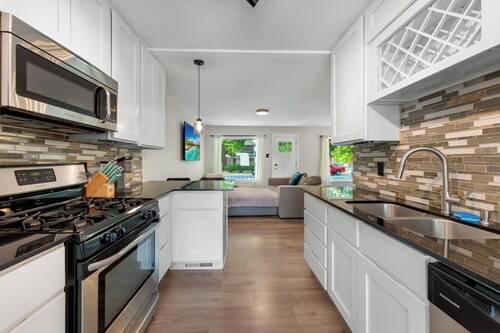 Relaxing & Stylish: Close to Downtown ~ Yard ~ Pkg