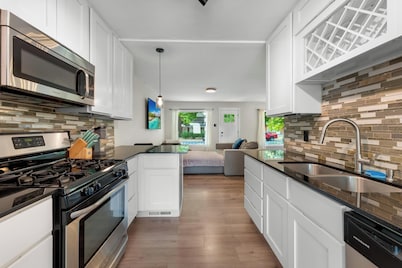 Relaxing & Stylish: Close to Downtown ~ Yard ~ Pkg