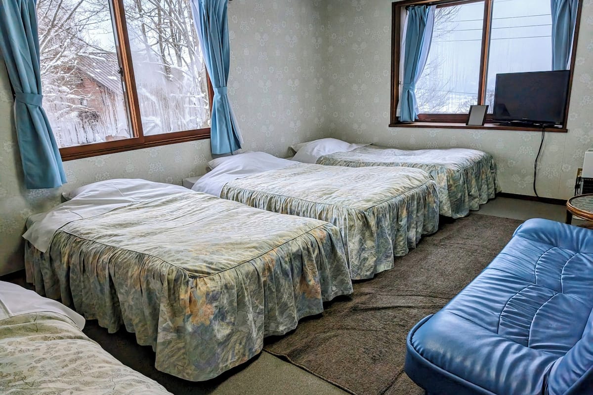 Eenvoudige vierpersoonskamer, uitzicht op bergen | Badkamer