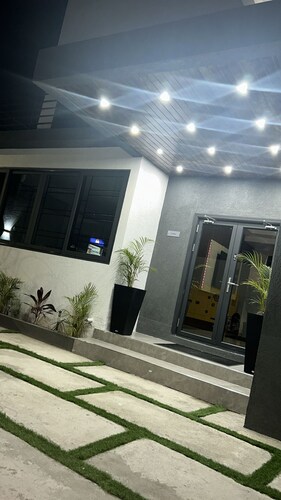 Charming 1-bedroom hotel with WiFi and AC in vibrant Kingston