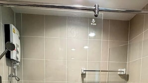 开间, 1 张单人床, 私人浴室 | 浴室 | 淋浴设施、毛巾、肥皂、洗发水