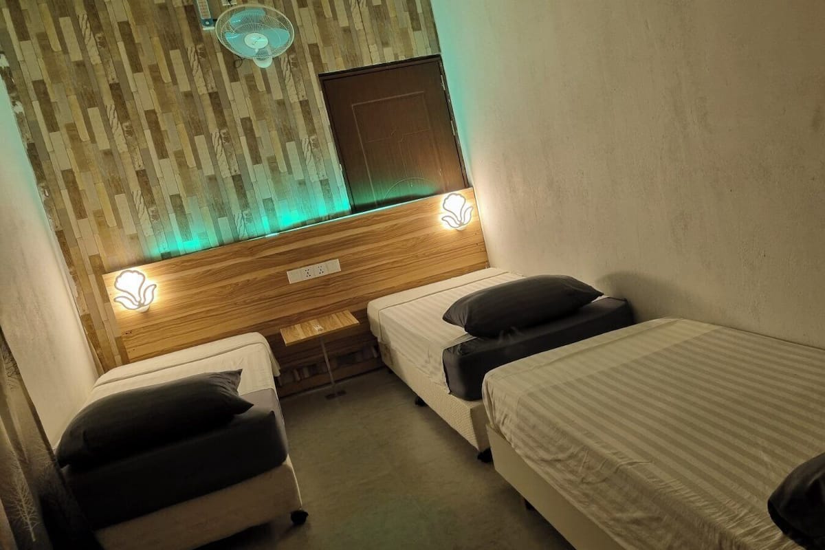 Chambre Triple Deluxe, salle de bains privée | Coffres-forts dans les chambres, décoration personnalisée