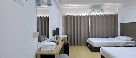 Phòng đôi hoặc 2 giường đơn Deluxe | Truy cập Internet không dây miễn phí, bộ trải giường