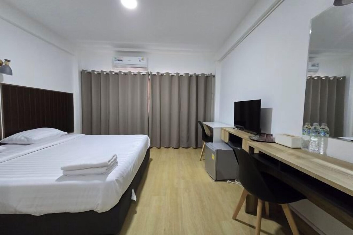 WiFi (free), bed sheets