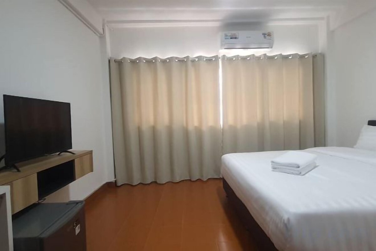 WiFi (free), bed sheets