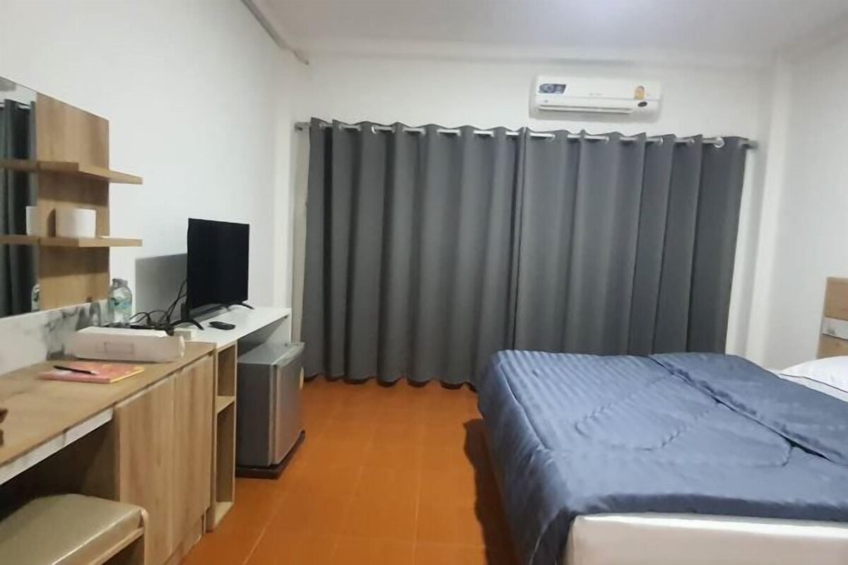 WiFi (free), bed sheets