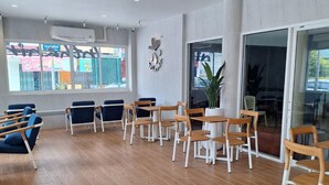 Lobby sitting area - RATANASIRI HOTEL (Chaiyaphum)