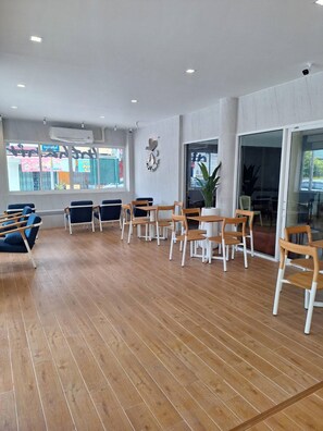 Lobby sitting area - RATANASIRI HOTEL (Chaiyaphum)