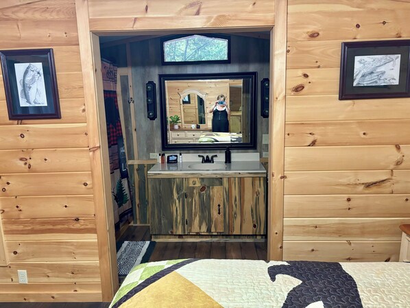 2 quartos, ferros/tábuas de passar roupa, Wi-Fi, roupa de cama